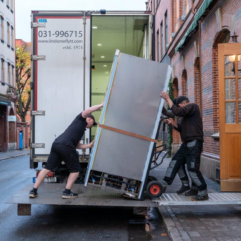 tungalyft Tungt lyft av en maskin i samband med en företagsflytt