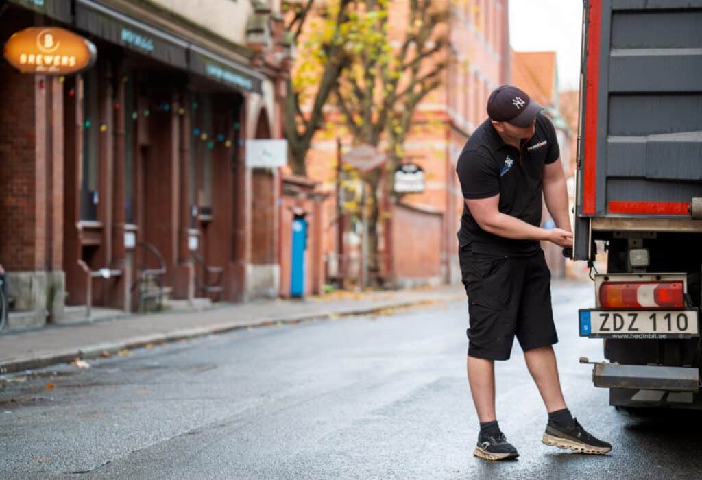 bohagsflytt-goteborg-2 Person som öppnar en flyttbil under en bohagsflytt