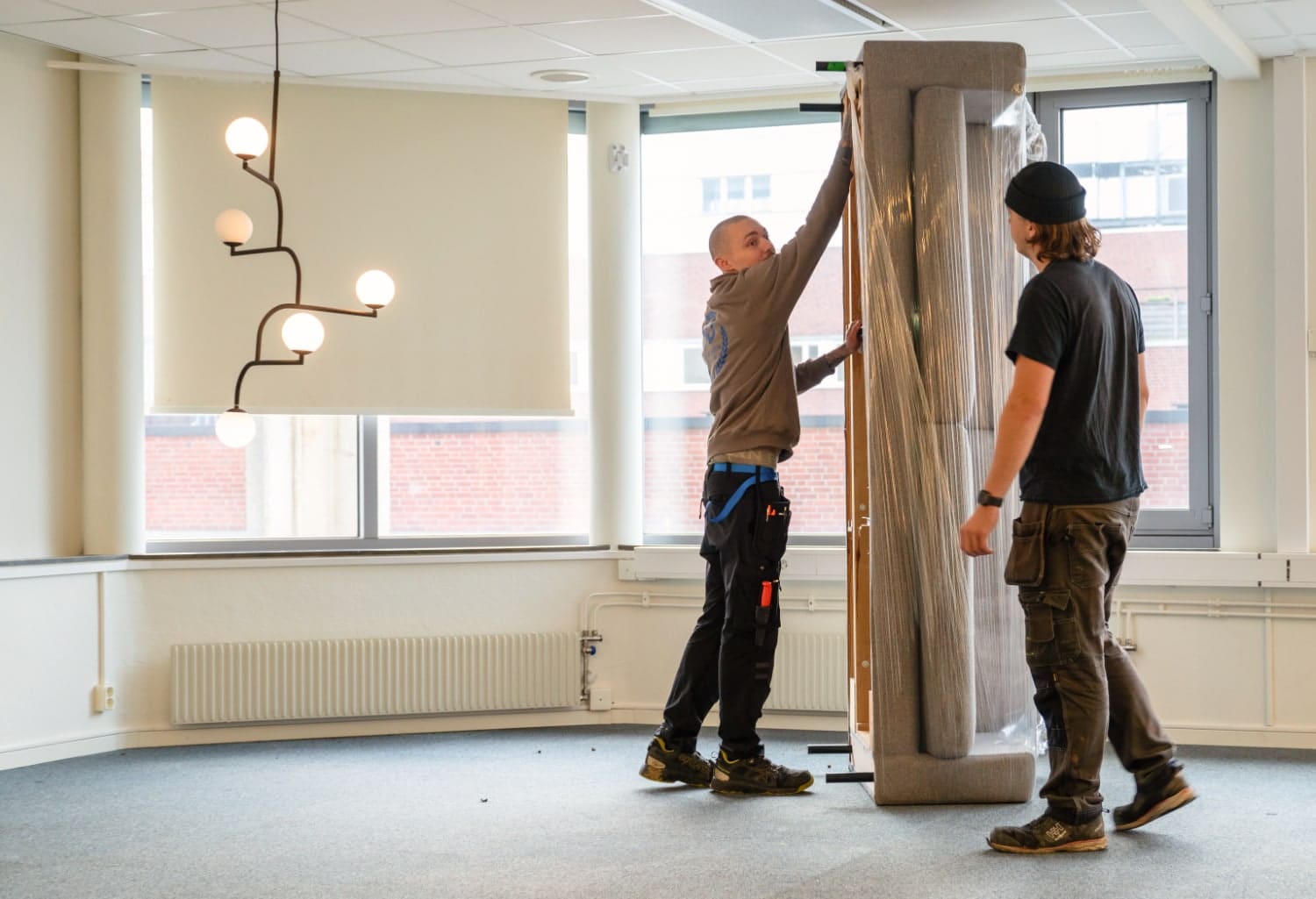 packning-foretagsflytt Flyttpackning av en soffa på ett företag