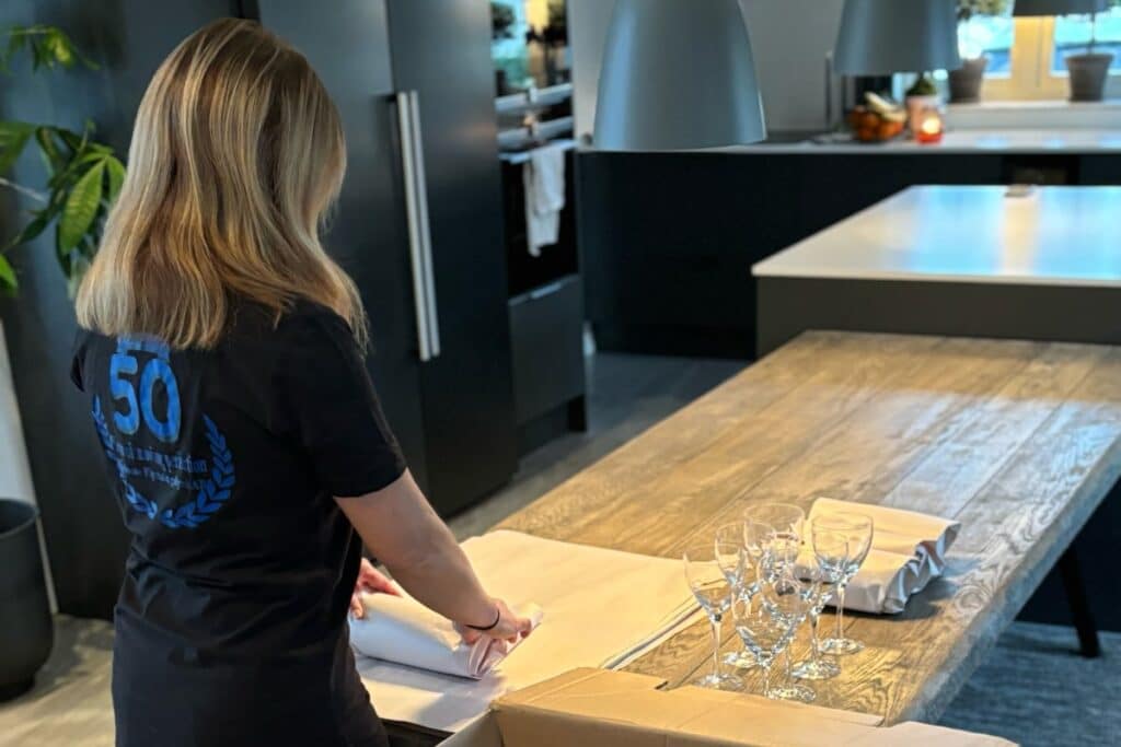 checklista-flyttpackning Tjej som packar glas inför flytt