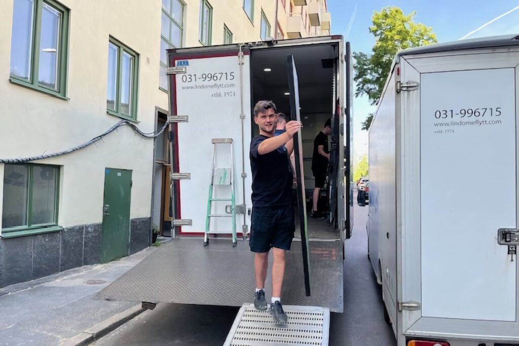 flyttkille-goteborg Flyttkille som lyfter möbler i centrala Göteborg